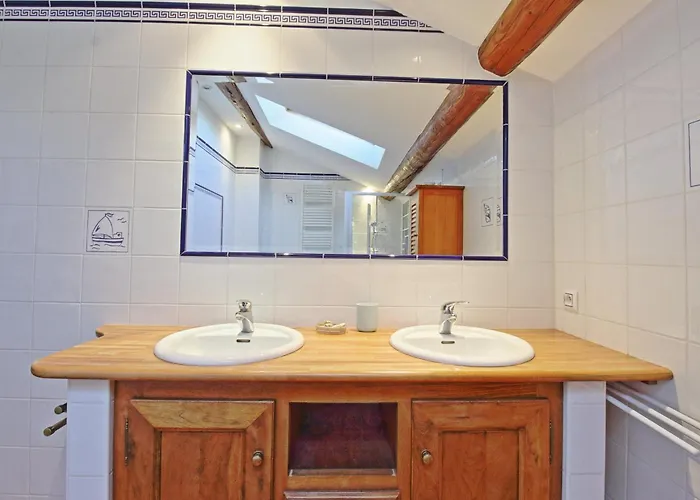 Le Guerin - Parking Et Centre