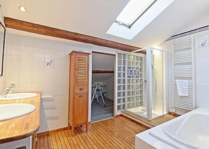 Le Guerin - Parking Et Centre アパート